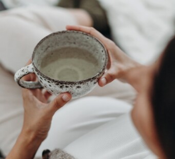 Schwangere trinkt einen warmen Tee vor dem Schlafengehen